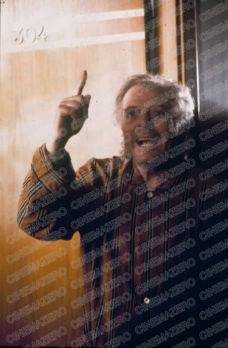 Fred (Marcello Mastroianni) sulla porta della sua Stanza