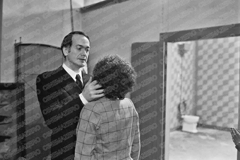 Il Monsignore (Giorgio Cataldi) e la Ragazza nella Stanza dei Devoti
