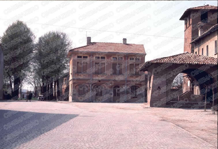 Ragazza e Governante a passeggio