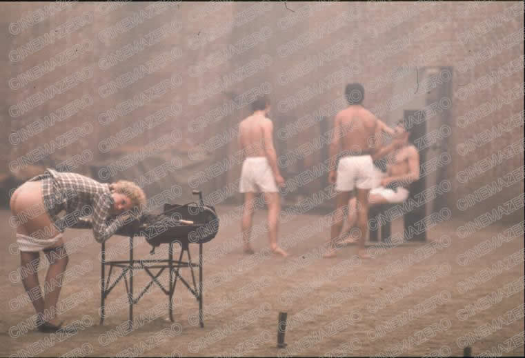 Una vittima e i Fottitori nel Cortile della Villa