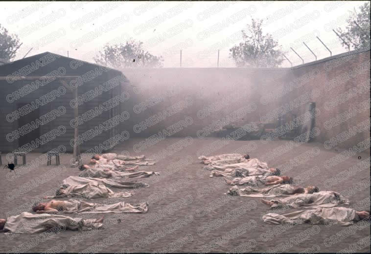 Cadaveri allineati nel Cortile della Villa