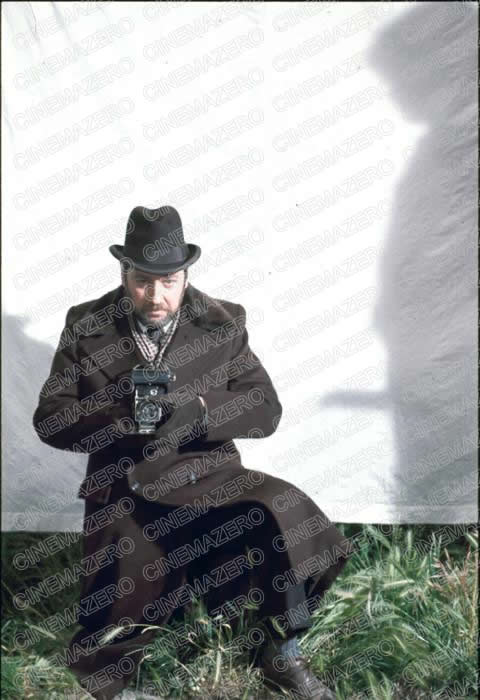 Il Duca (Paolo Bonacelli) con la macchina fotografica