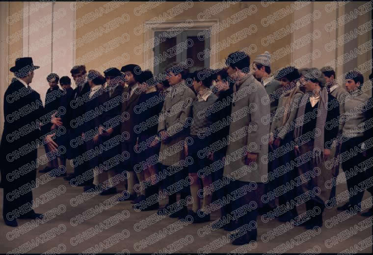 Ragazzi di fronte al loro Rapitore