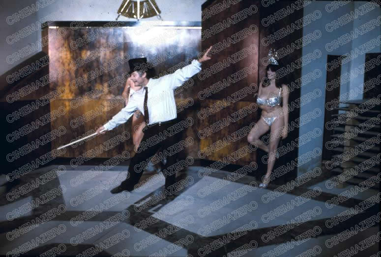 Snàporaz (Marcello Mastroianni) e le Soubrettine (Donatella Damiani e Rosaria Tafuri)