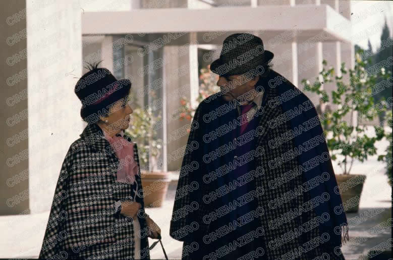 Ginger (Giulietta Masina) e Fred (Marcello Mastroianni) all'esterno dell'Hotel Manager