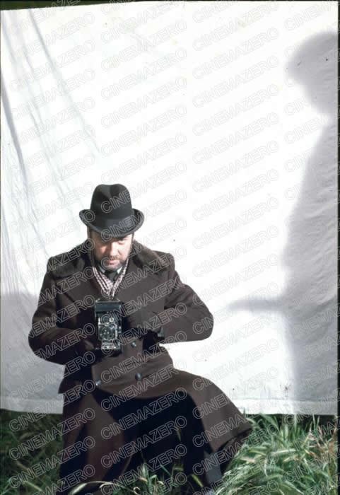Il Duca (Paolo Bonacelli) con la macchina fotografica
