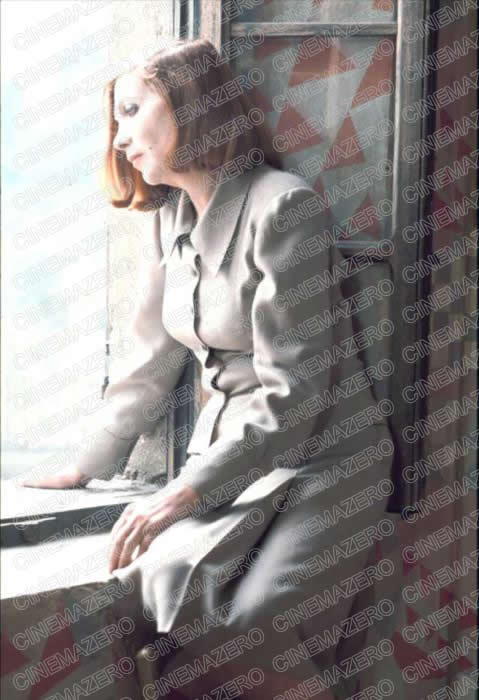 La Pianista (Sonia Saviange) seduta sulla finestra