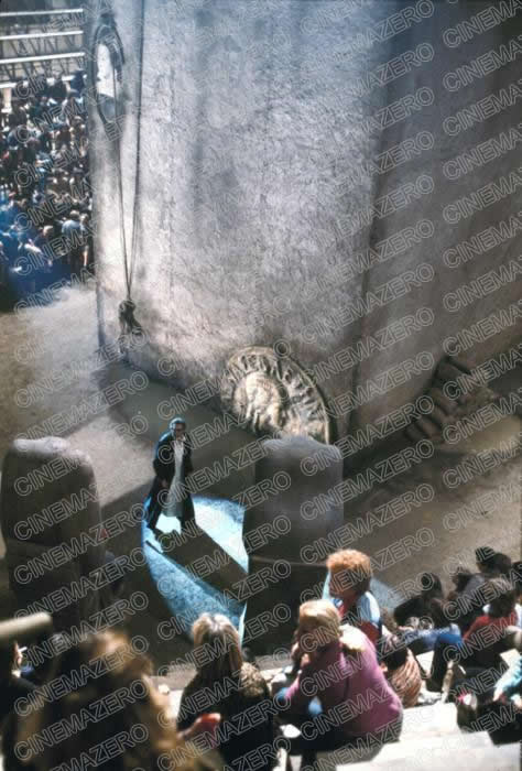 Snàporaz (Marcello Mastroianni) ai piedi del Ring