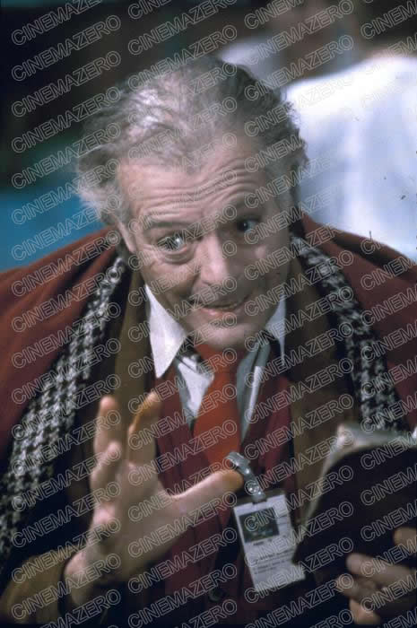 Fred (Marcello Mastroianni) nel Salone Bar