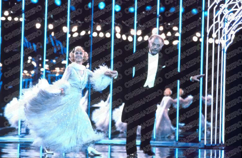 Ginger (Giulietta Masina) e Fred (Marcello Mastroianni) durante la loro esibizione