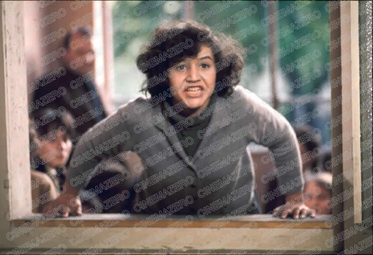 Ragazza affacciata alla finestra