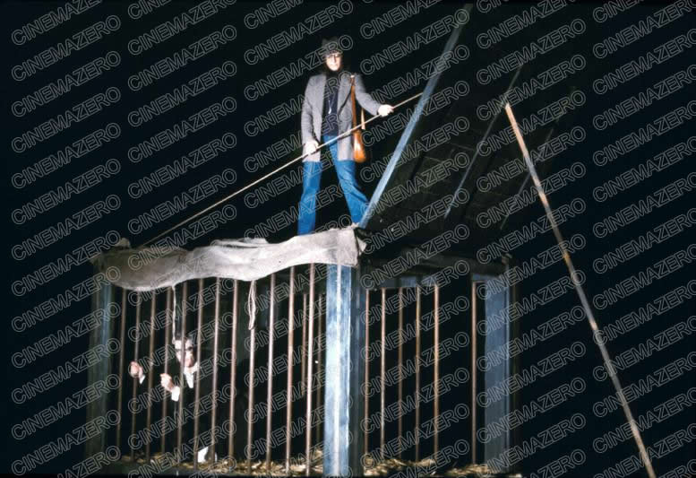 Snàporaz (Marcello Mastroianni) nel gabbione