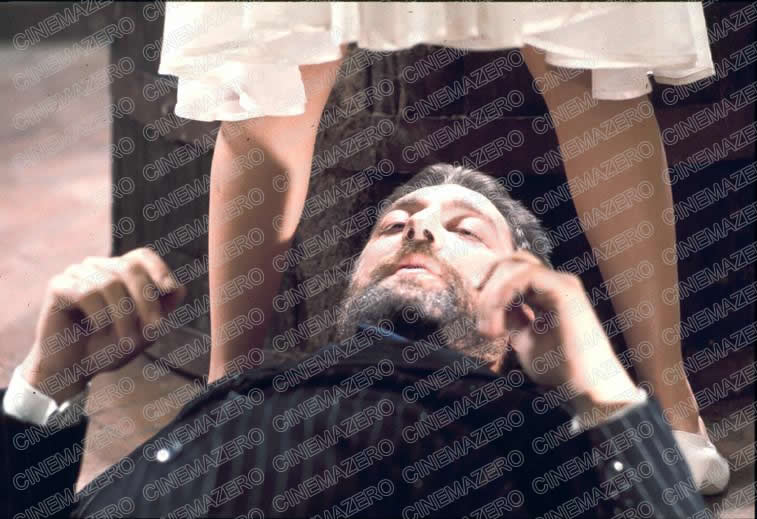 Il Duca (Paolo Bonacelli) attende il bagno d'orina