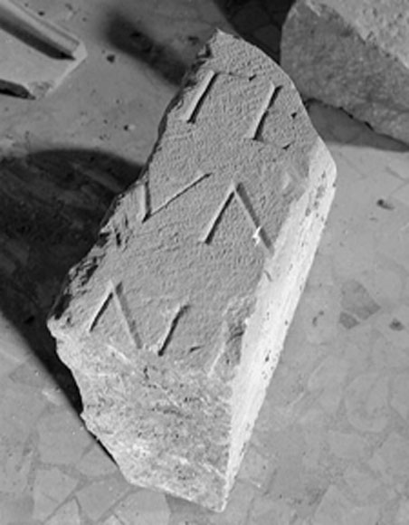 stele/ con iscrizione, frammento