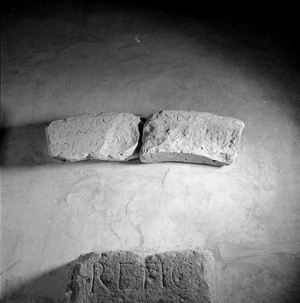 mattone/ sagomato, con iscrizione/ serie