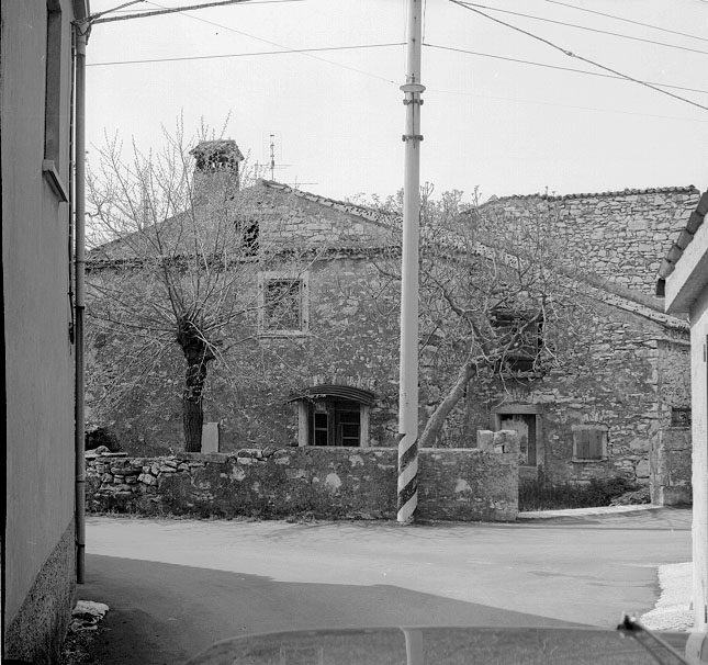 Alcune case carsiche nel comune di Trieste sul finire del Novecento