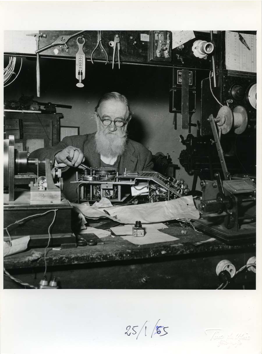 Ritratto di uomo al lavoro in una officina