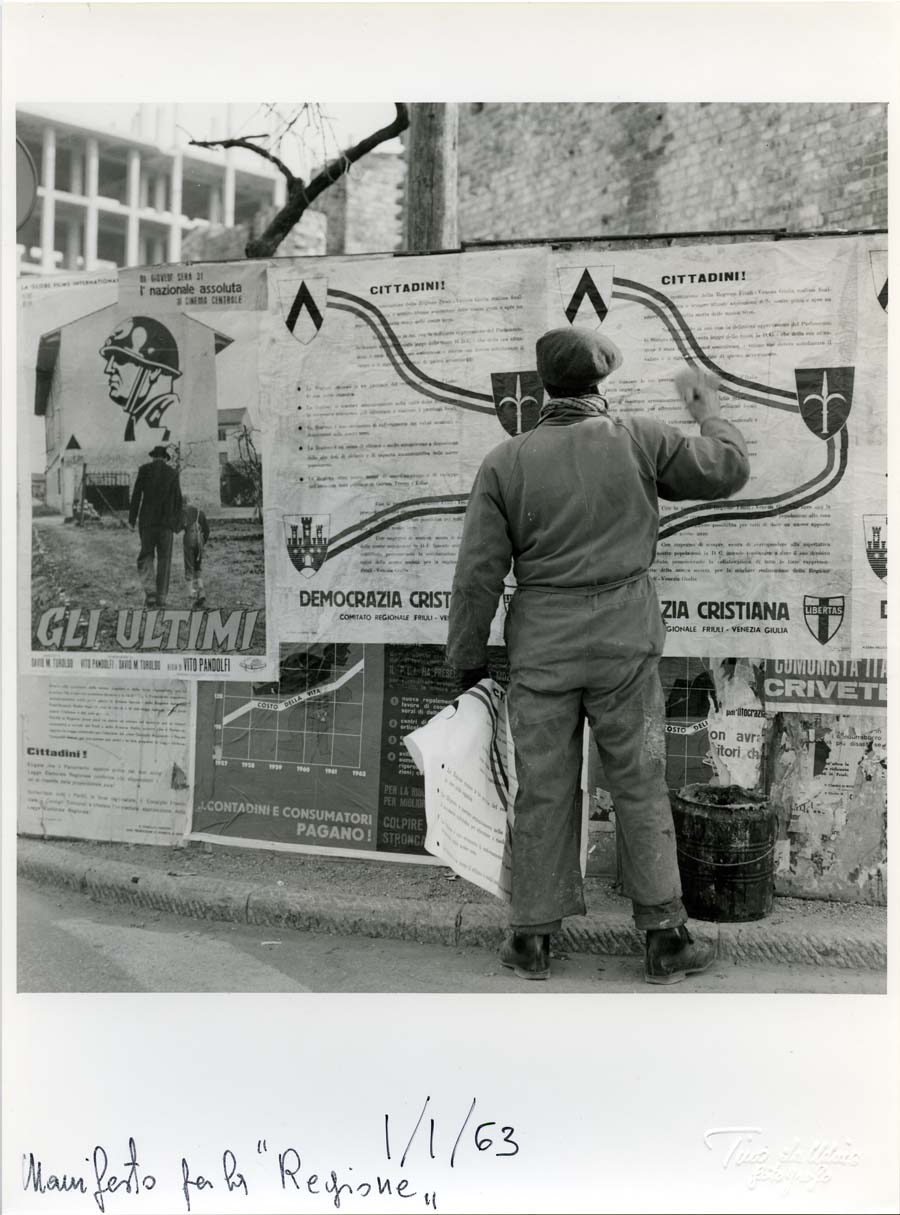 Ritratto di attacchino al lavoro