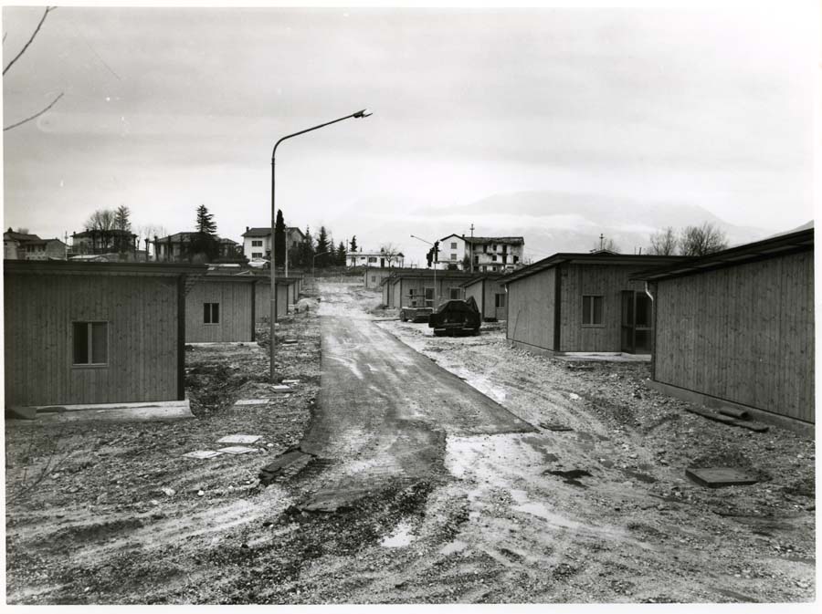 Consegna dei prefabbricati nelle zone colpite dal terremoto