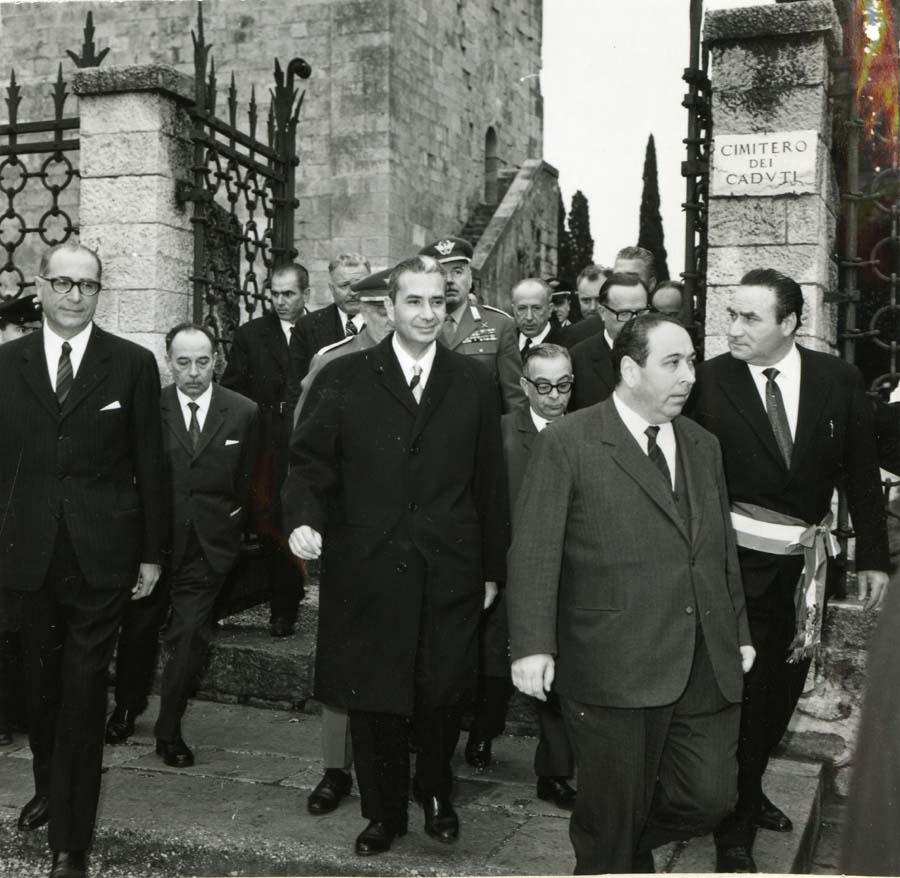 Consegna del Gonfalone della Regione Friuli Venezia Giulia al Presidente del Consiglio Aldo Moro