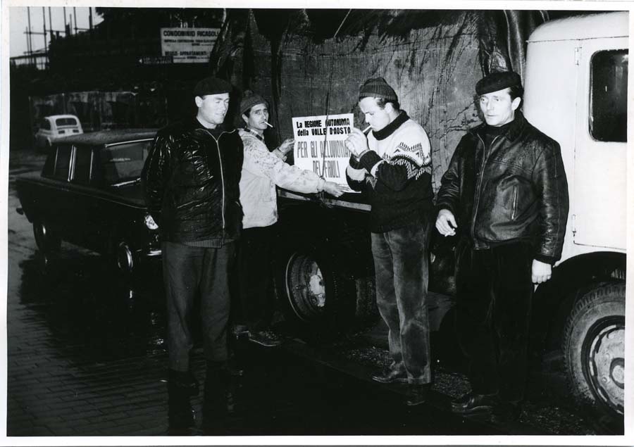 Arrivo di una autocolonna dalla Val d'Aosta con aiuti per gli alluvionati