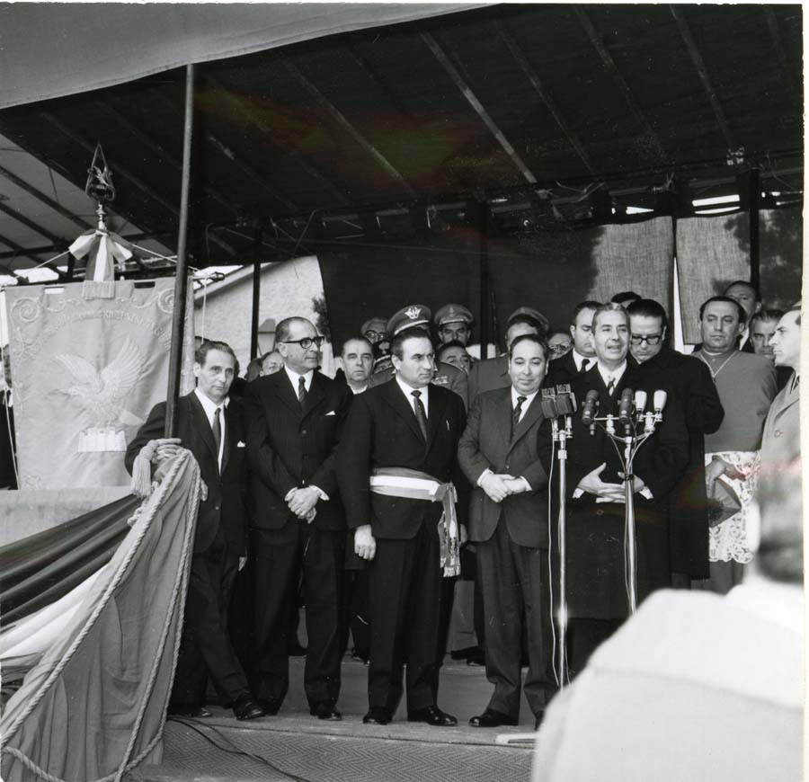 Consegna del Gonfalone della Regione Friuli Venezia Giulia al Presidente del Consiglio Aldo Moro