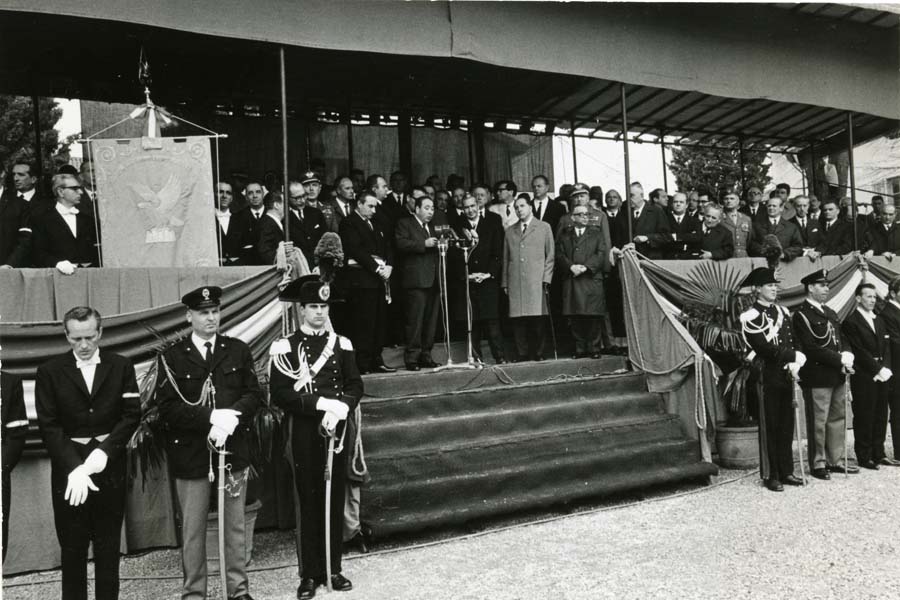 Consegna del Gonfalone della Regione Friuli Venezia Giulia al Presidente del Consiglio Aldo Moro
