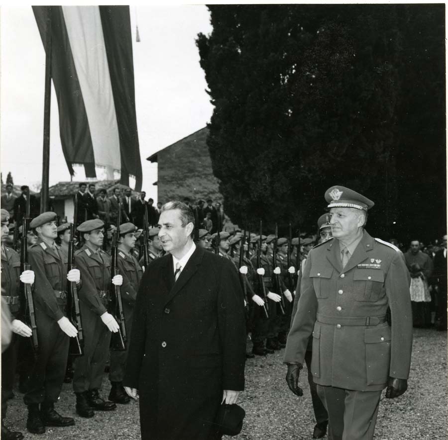 Consegna del Gonfalone della Regione Friuli Venezia Giulia al Presidente del Consiglio Aldo Moro