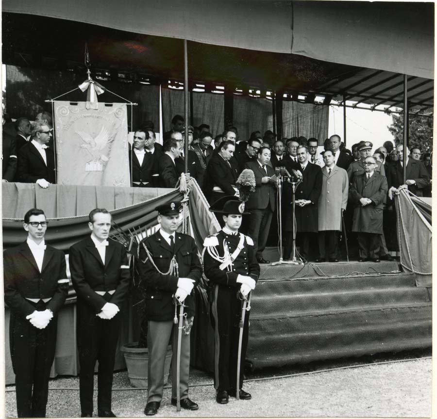 Consegna del Gonfalone della Regione Friuli Venezia Giulia al Presidente del Consiglio Aldo Moro