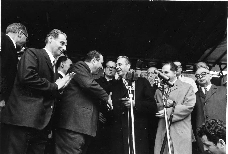 Consegna del Gonfalone della Regione Friuli Venezia Giulia al Presidente del Consiglio Aldo Moro