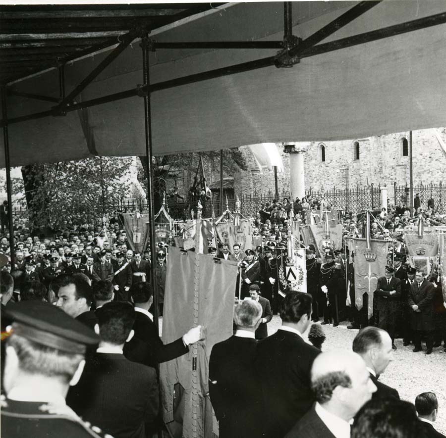 Consegna del Gonfalone della Regione Friuli Venezia Giulia al Presidente del Consiglio Aldo Moro