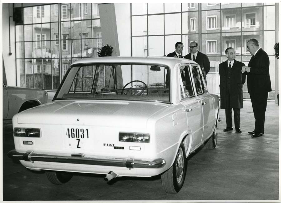 Presentazione della FIAT 124 al Presidente De Rinaldini
