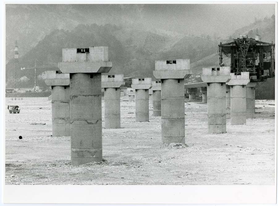 Posa in opera di elementi prefabbricati su un viadotto dell'autostrada