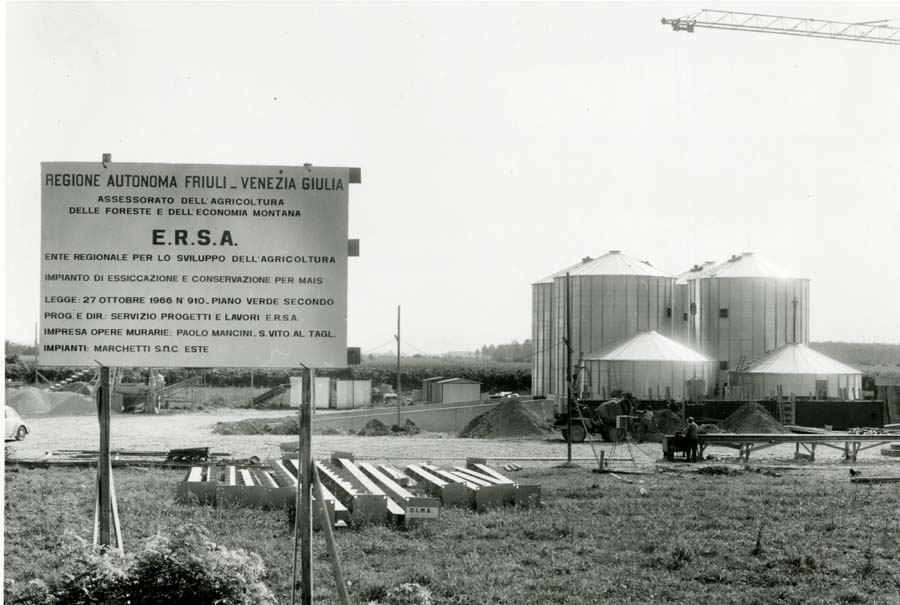 Costruzione dell'essicatoio per il mais della Cooperativa Agricola di Lauzacco a Pavia di Udine