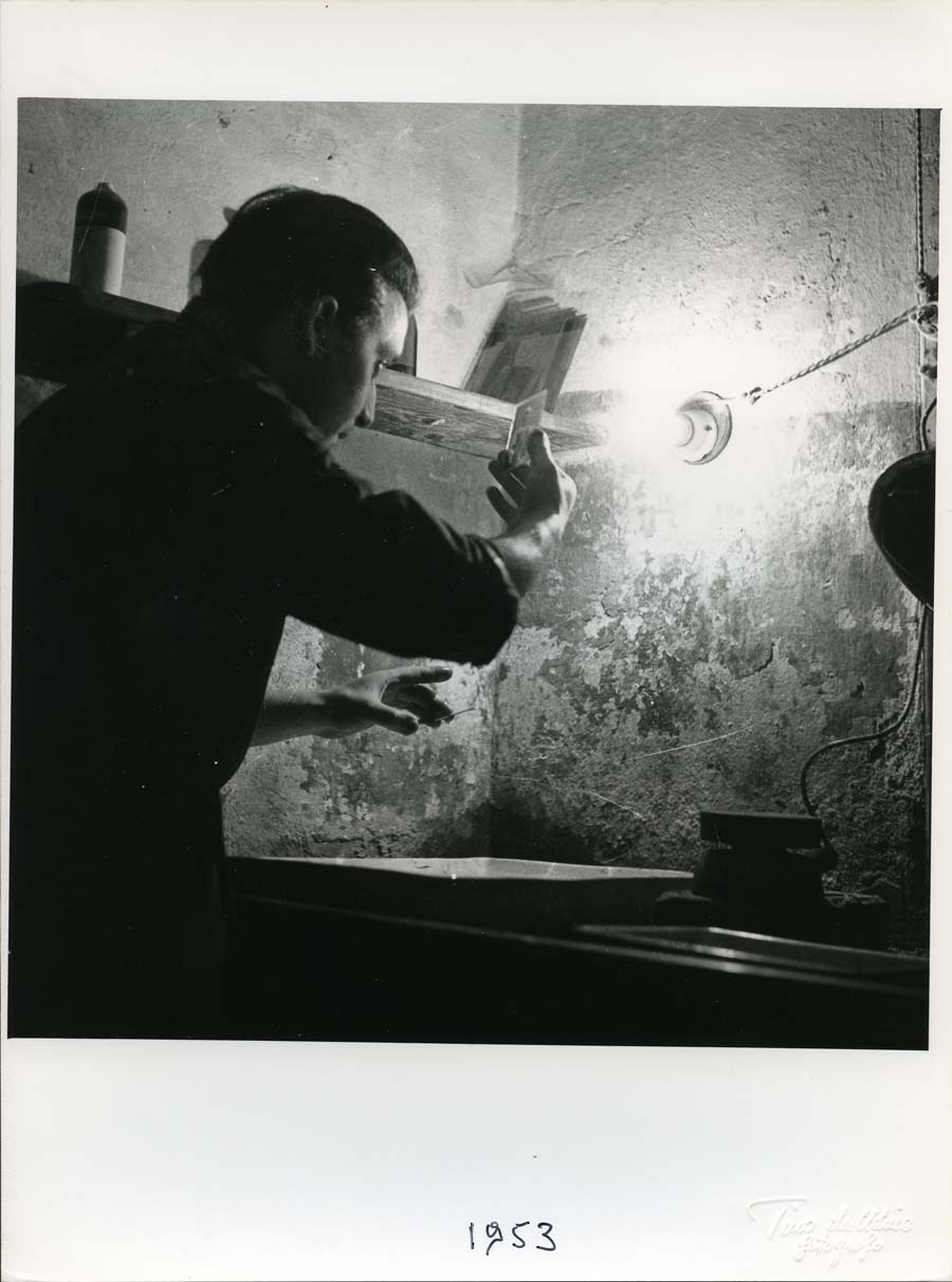 Fotografo in camera oscura