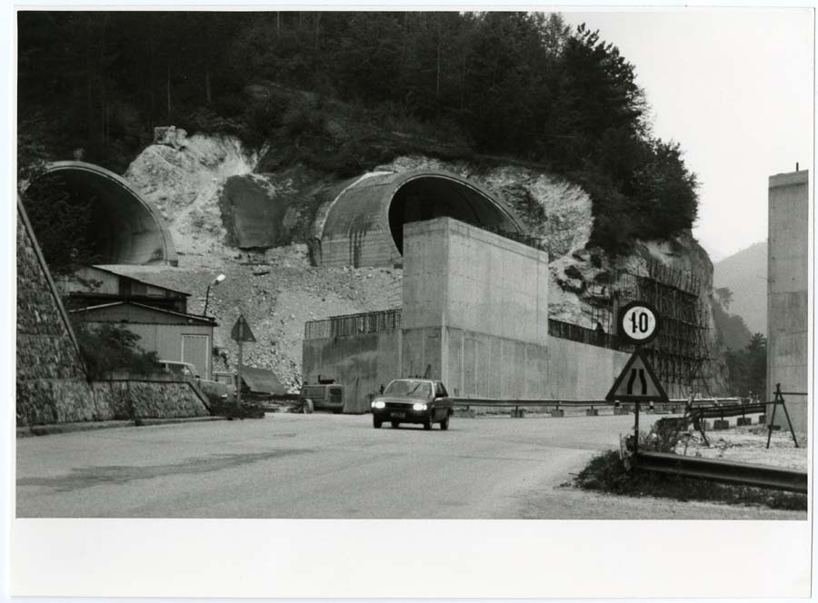 Costruzione di un viadotto sovrastante la Strada Statale n. 13 Pontebbana