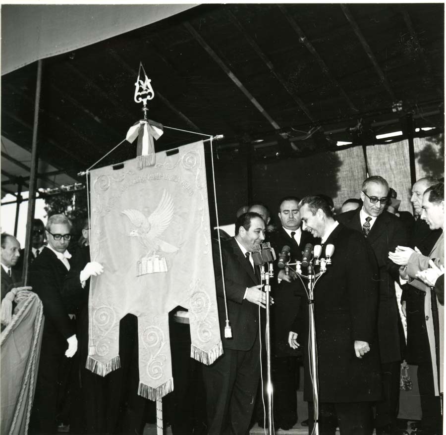 Consegna del Gonfalone della Regione Friuli Venezia Giulia al Presidente del Consiglio Aldo Moro