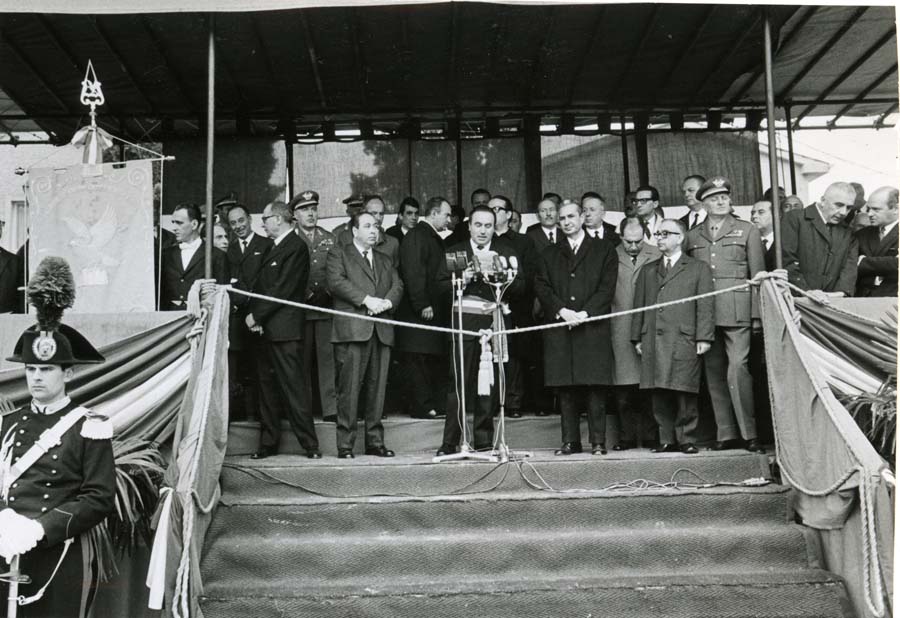 Consegna del Gonfalone della Regione Friuli Venezia Giulia al Presidente del Consiglio Aldo Moro