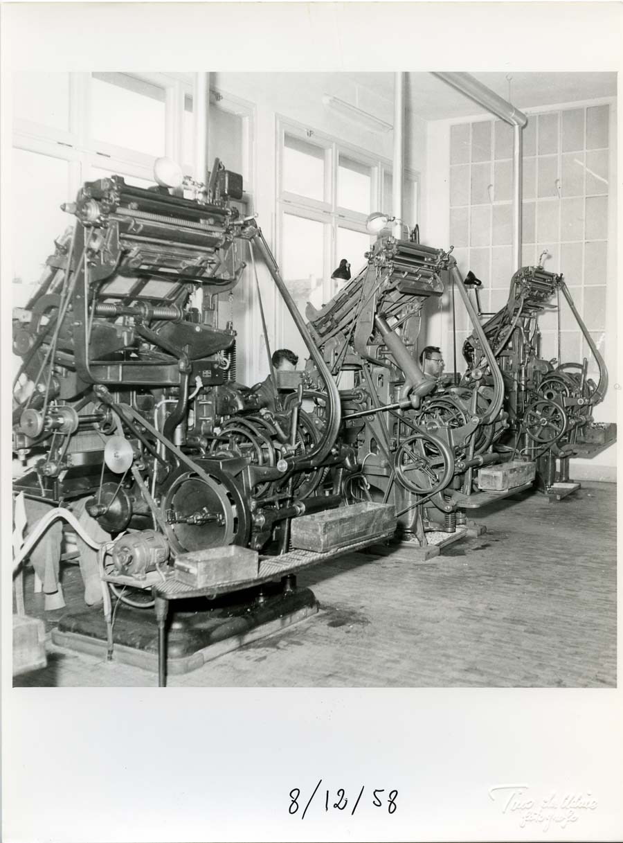 Uomini al lavoro in una tipografia