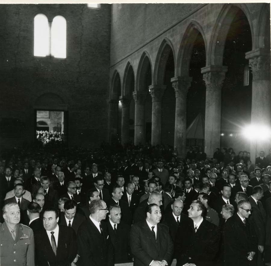 Consegna del Gonfalone della Regione Friuli Venezia Giulia al Presidente del Consiglio Aldo Moro