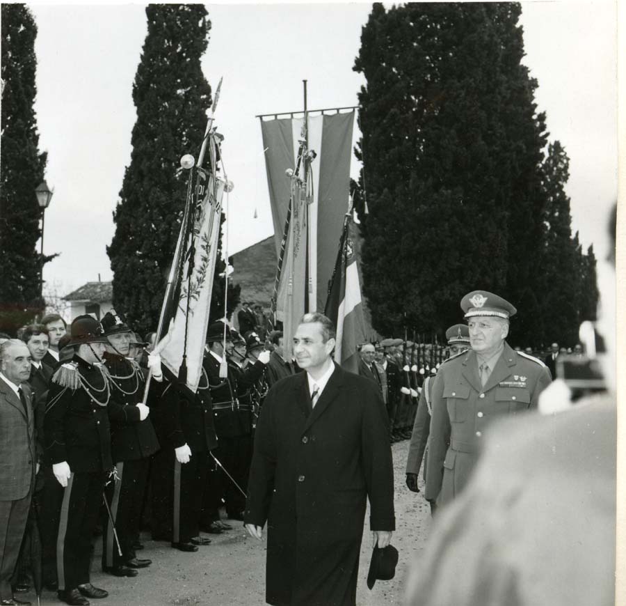 Consegna del Gonfalone della Regione Friuli Venezia Giulia al Presidente del Consiglio Aldo Moro