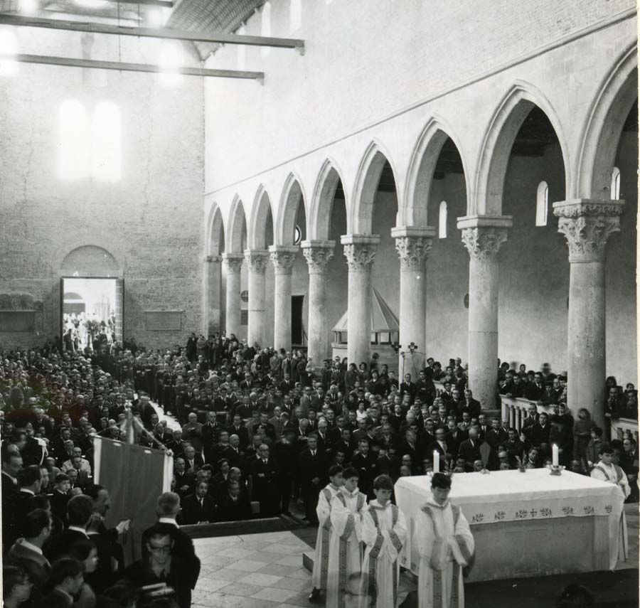 Consegna del Gonfalone della Regione Friuli Venezia Giulia al Presidente del Consiglio Aldo Moro