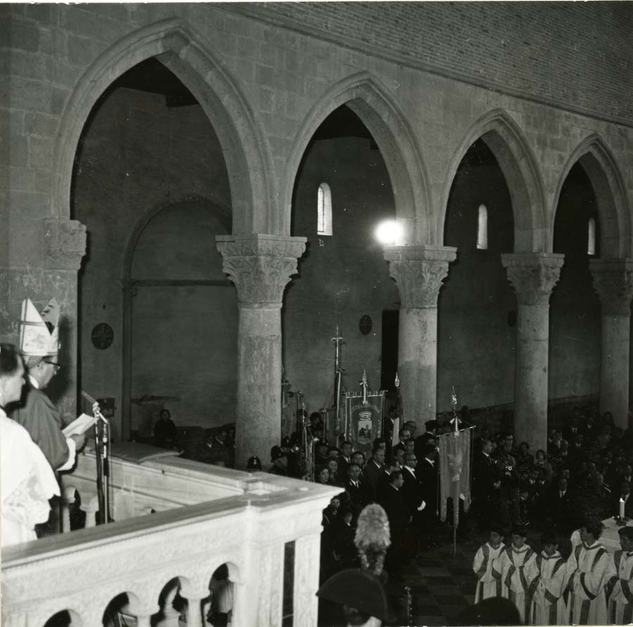 Consegna del Gonfalone della Regione Friuli Venezia Giulia al Presidente del Consiglio Aldo Moro