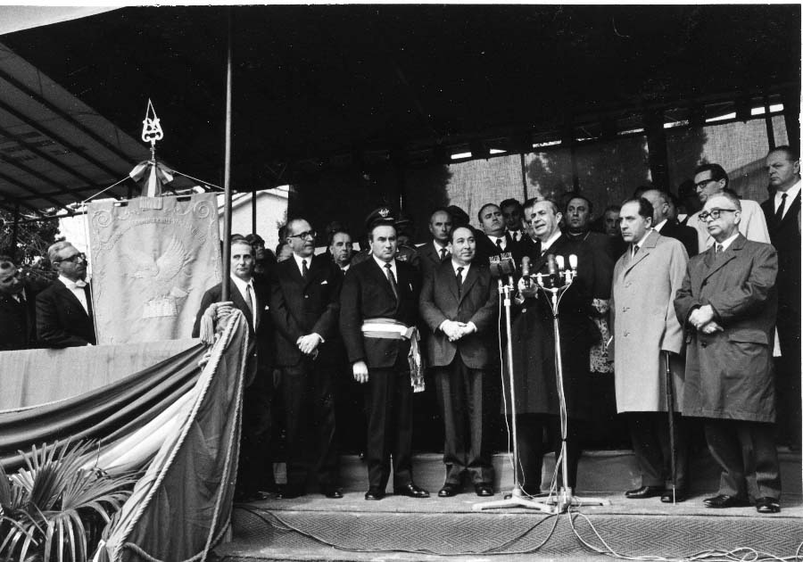 Consegna del Gonfalone della Regione Friuli Venezia Giulia al Presidente del Consiglio Aldo Moro