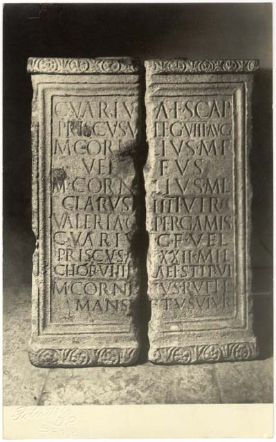 ara/ funeraria, dado, con iscrizione
