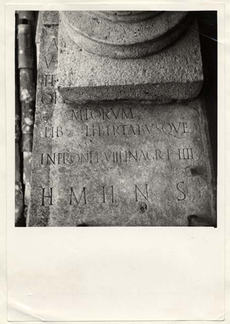 stele/ funeraria, con iscrizione