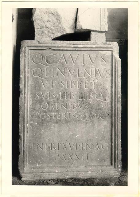 ara/ funeraria, dado, con iscrizione