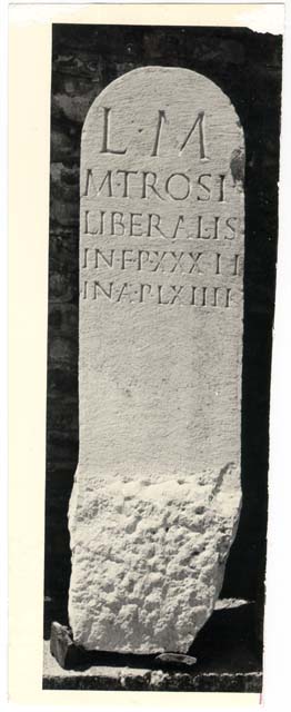 cippo/ funerario, con iscrizione
