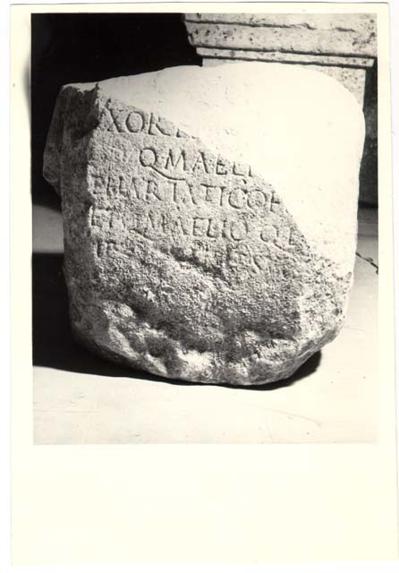 ara/ funeraria, con iscrizione, frammento