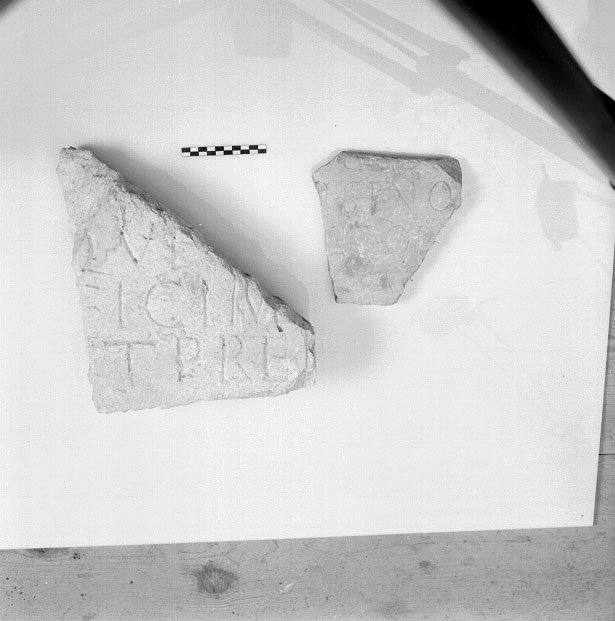 lastra/ con iscrizione, frammento/ serie